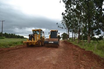 Foto - Obras de cascalhamento na Estrada Divisora II