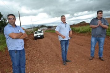 Foto - Obras de cascalhamento na Estrada Divisora II