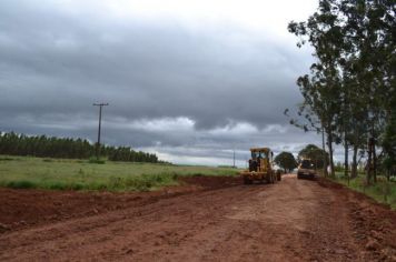 Foto - Obras de cascalhamento na Estrada Divisora II