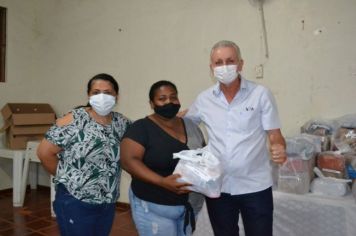 Foto - Administração Municipal entrega kits de roupas e calçados