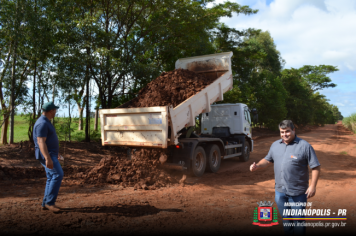 Foto - Obras de cascalhamento na Estrada Divisora