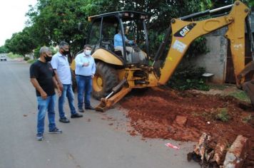 Foto - Prefeito Juliano Trevisan em visita a obra na Av. Tupinambás