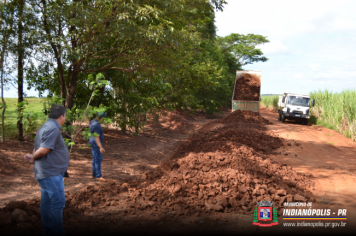 Foto - Obras de cascalhamento na Estrada Divisora