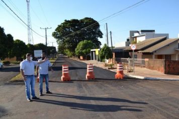 Foto - Pref. Juliano Trevisan visita obra de recapeamento asfáltico