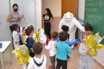 Foto - Prefeitura faz entrega de ovos de Páscoa para crianças