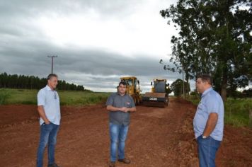 Foto - Obras de cascalhamento na Estrada Divisora II