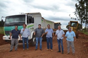 Foto - Obras de cascalhamento na Estrada Divisora II