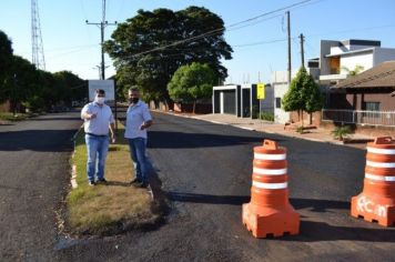 Foto - Pref. Juliano Trevisan visita obra de recapeamento asfáltico