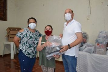 Foto - Administração Municipal entrega kits de roupas e calçados