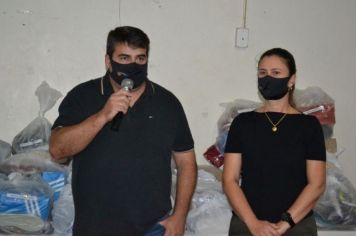 Foto - Administração Municipal entrega kits de roupas e calçados