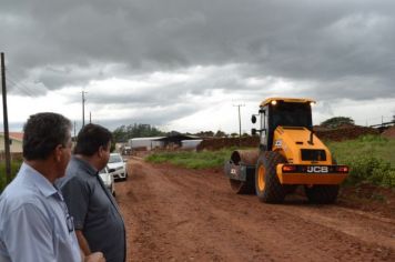 Foto - Obras de cascalhamento na Estrada Divisora II