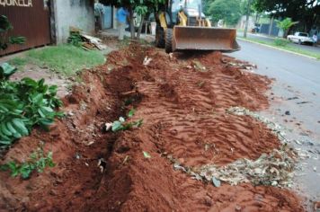 Foto - Prefeito Juliano Trevisan em visita a obra na Av. Tupinambás