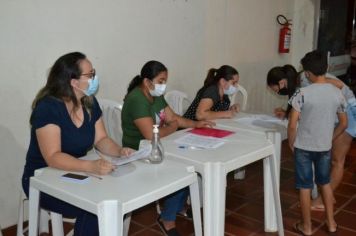 Foto - Administração Municipal entrega kits de roupas e calçados