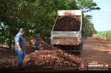 Foto - Obras de cascalhamento na Estrada Divisora