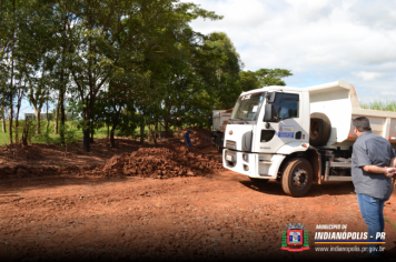 Foto - Obras de cascalhamento na Estrada Divisora