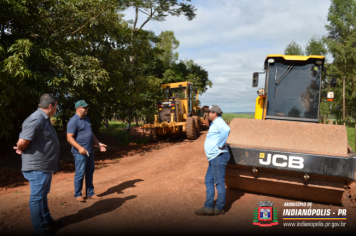 Foto - Obras de cascalhamento na Estrada Divisora