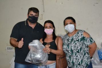 Foto - Administração Municipal entrega kits de roupas e calçados