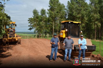 Foto - Obras de cascalhamento na Estrada Divisora