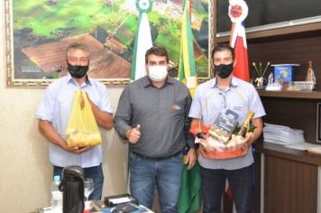 Foto - Prefeitura entrega cestas de natal aos funcionários públicos