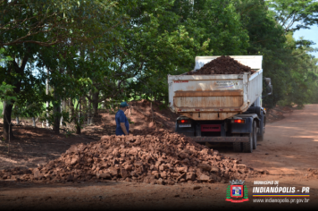 Foto - Obras de cascalhamento na Estrada Divisora