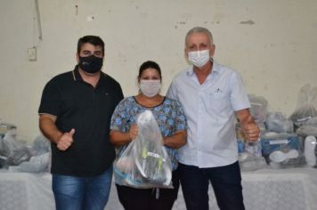 Foto - Administração Municipal entrega kits de roupas e calçados