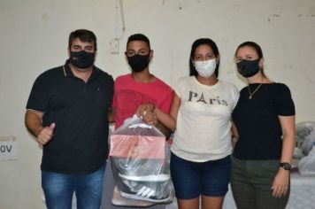 Foto - Administração Municipal entrega kits de roupas e calçados