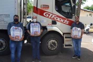 Foto - Município de Indianópolis recebe mais telhas e cestas básicas