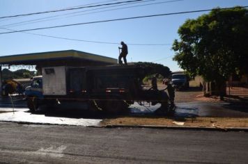 Foto - Pref. Juliano Trevisan visita obra de recapeamento asfáltico