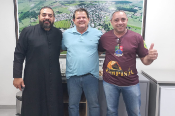 Prefeito Paulinho Mineiro recebeu em seu Gabinete a visita do Padre Marcos e Odair Aguilera