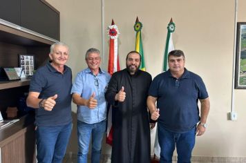 Prefeito recebe visita do Padre Marcos. 