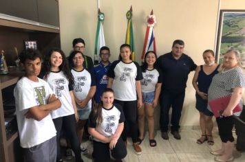 Prefeito recebe visita de alunos do Colégio Felisberto Nunes Gonçalves em seu gabinete.