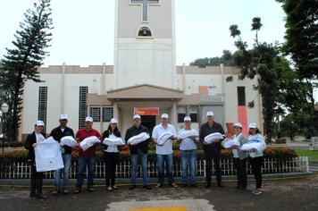 Vigilância Sanitária de Indianópolis entrega material de combate a Dengue