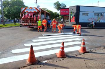 Indianópolis realiza obras de sinalização em ruas e avenidas