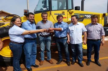 Indianópolis recebe Pá Carregadeira para atender agricultores