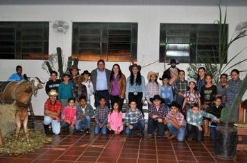 Departamento de Assistência Social promove Noite Country com alunos dos projetos sociais
