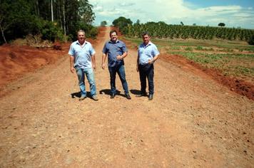 Prefeito Paulinho Mineiro visita obras nas estradas rurais de Indianópolis