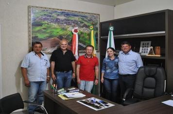 Prefeito Paulinho Mineiro recepciona novo Pároco da Paróquia Santo Antônio, Padre Alir Sanagiotto.