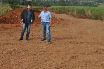 Prefeito Paulinho Mineiro visita obras nas estradas rurais de Indianópolis