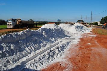 Indianópolis realiza a entrega de calcário e fósforo aos produtores rurais