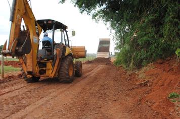 Continuam as obras nas estradas rurais de Indianópolis
