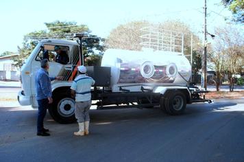 Caminhão Pipa é utilizado na limpeza de ruas e avenidas de Indianópolis