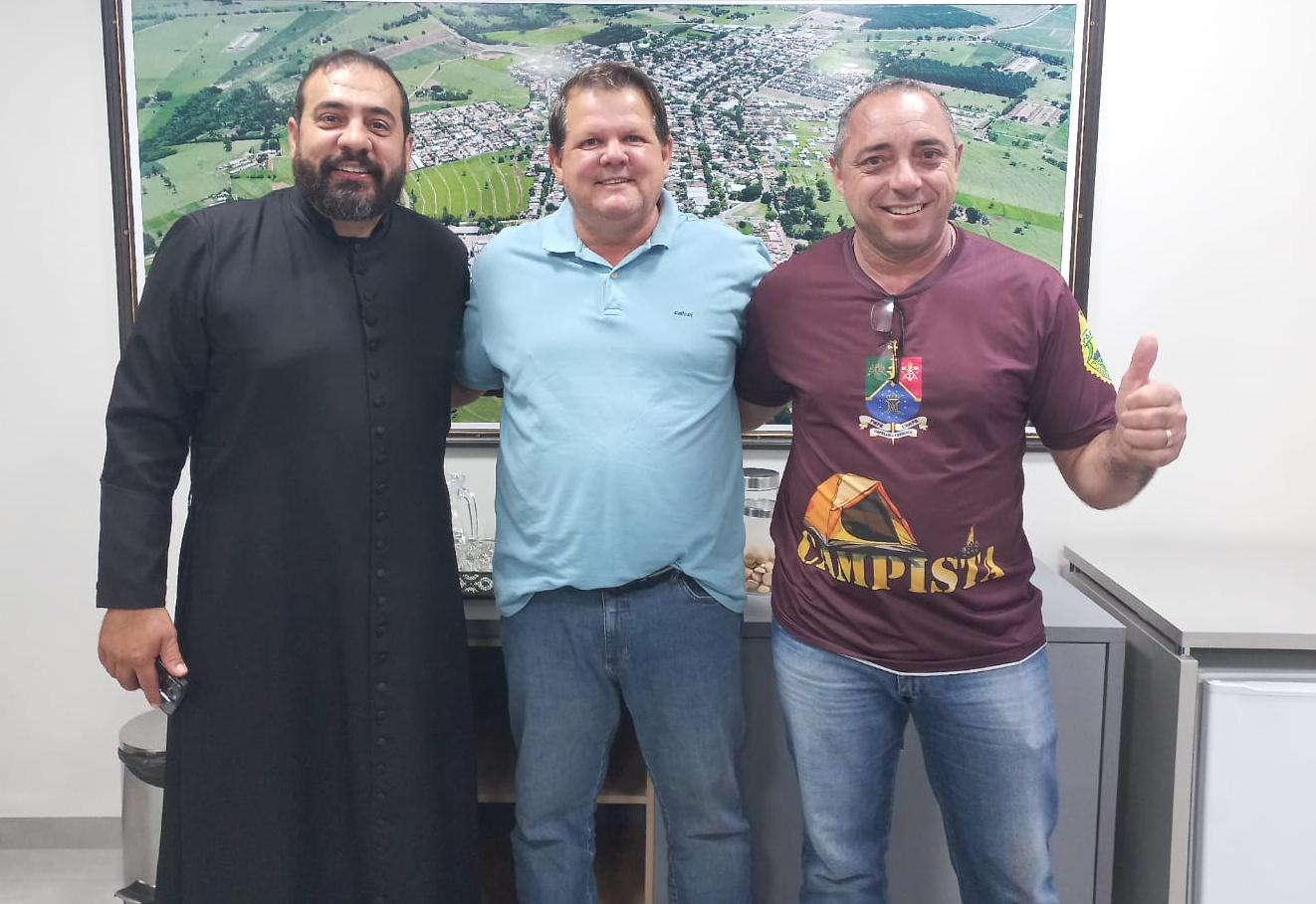 Prefeito Paulinho Mineiro recebeu em seu Gabinete a visita do Padre Marcos e Odair Aguilera