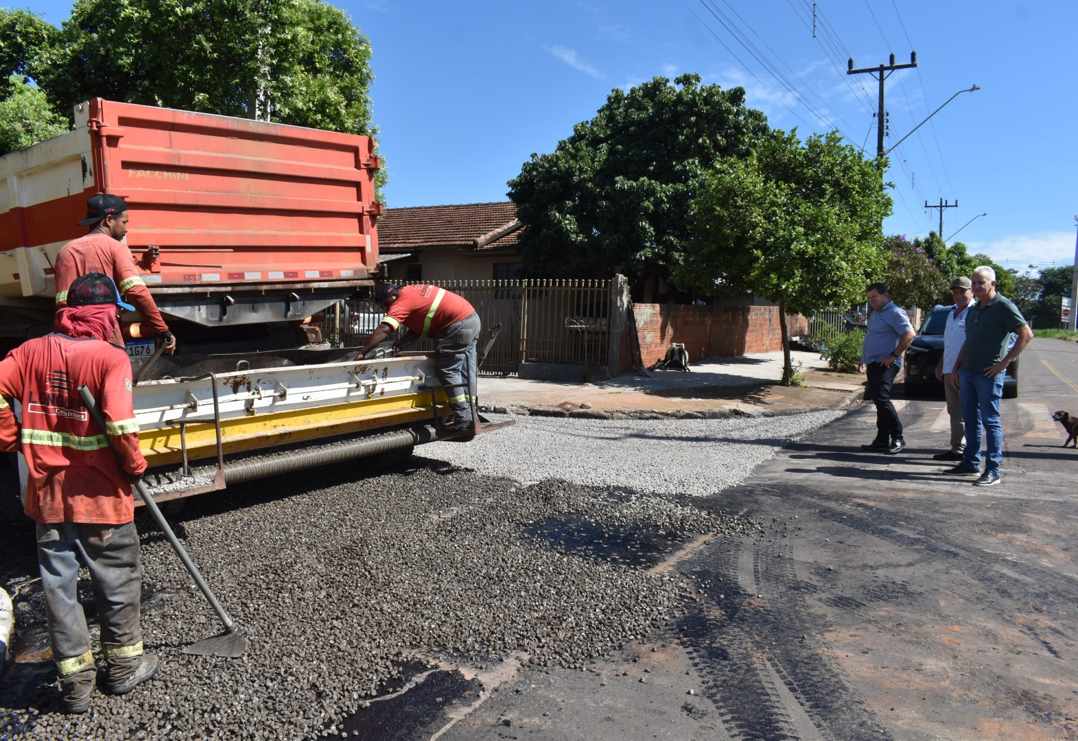 Administração Municipal acompanha início das obras de recapeamento na Rua Guaicurus