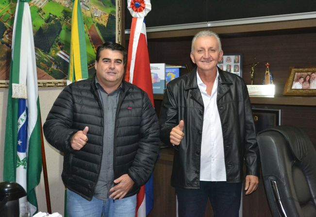 Prefeito Juliano Trevisan transmite o cargo ao vice-prefeito José Tormena