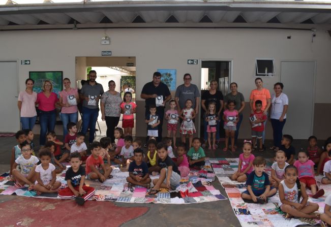 Prefeitura entrega camisetas escolares aos alunos da Rede Municipal de Ensino