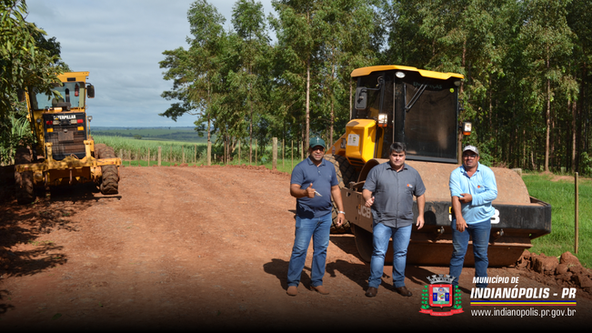 Obras de cascalhamento na Estrada Divisora I