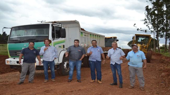 Obras de cascalhamento na Estrada Divisora II