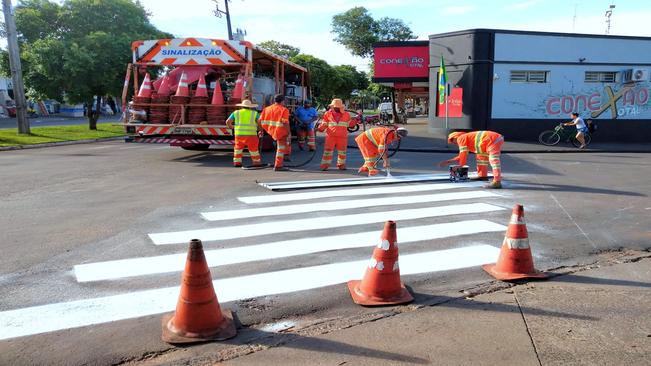 Indianópolis realiza obras de sinalização em ruas e avenidas