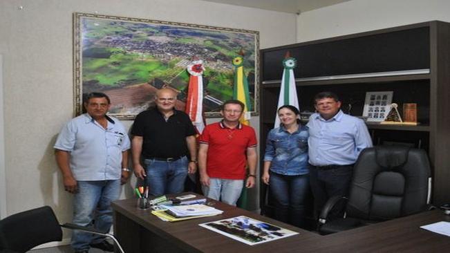 Prefeito Paulinho Mineiro recepciona novo Pároco da Paróquia Santo Antônio, Padre Alir Sanagiotto.