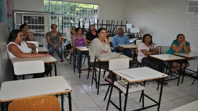 Prefeito entrega Certificados de Curso de Inclusão Digital.